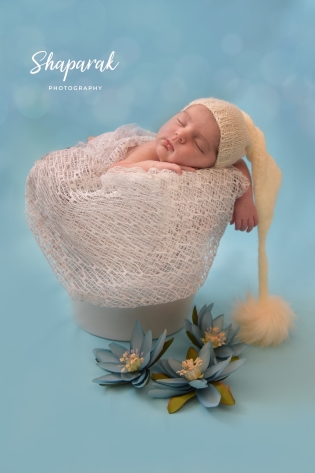آتلیه شاپرک عکاسی نوزاد با کلاه خواب در سطل