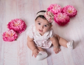 عکاسی نوزاد دختر با گل سر در آتلیه