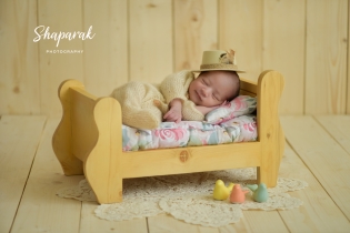 عکاسی نوزاد در تخت خواب در آتلیه شاپرک