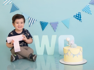 عکاسی تولد کودک و پسر بچه با کیک تولد