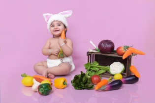عکاسی نوزاد با تم و دکور سبزیجات و میوه