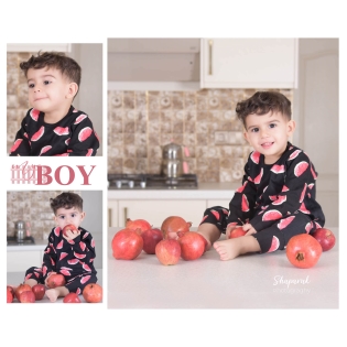 عکاسی کودک پسر در منزل و آشپزخانه